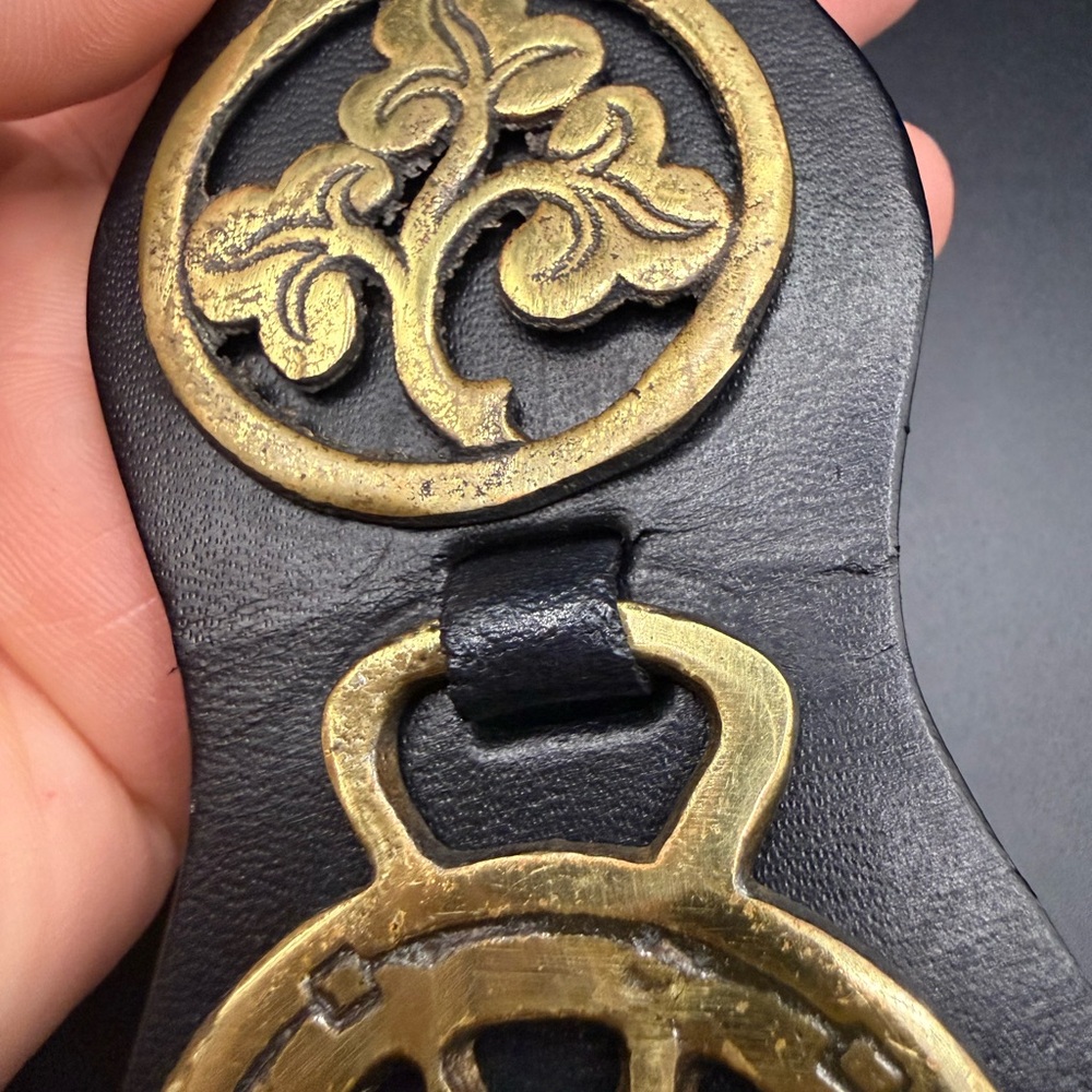 Vintage English Leather Horse Bridle Strap with 3 Brass Medallions - Picture 7 of 8